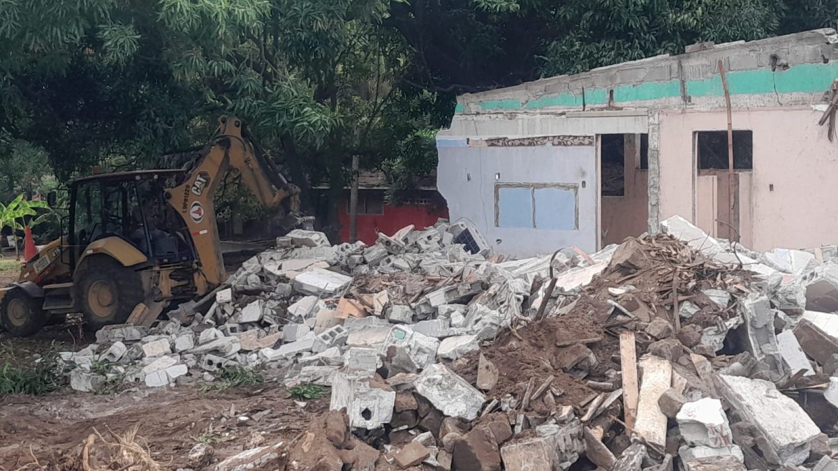Demolición de viviendas en los tramos dos y tres de ampliación de la Pista Héroes de la Insurrección. Foto: Tomada de internet.