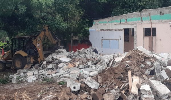 Demolición de viviendas en los tramos dos y tres de ampliación de la Pista Héroes de la Insurrección. Foto: Tomada de internet.