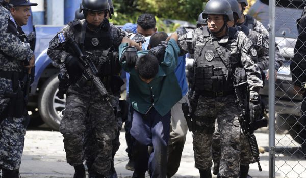 Los 4 años de estado de excepción en El Salvador: las claves de por qué sigue vigente