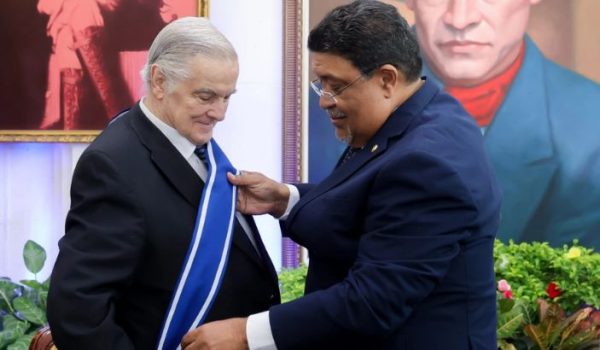 El cocanciller de Nicaragua, Valdrack Jaentschke (derecha), condecora al embajador venezolano José Arrúe (izquierda). Foto: medios oficialistas.