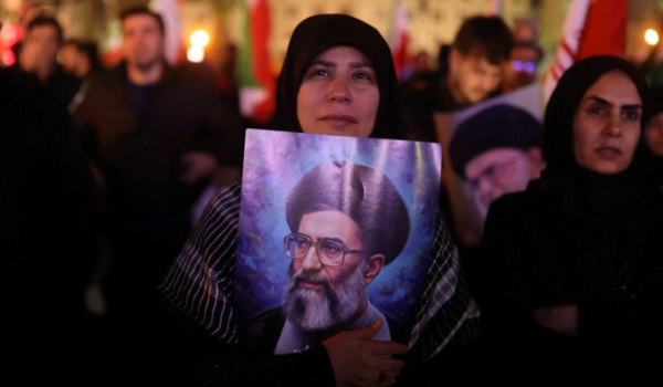 Reuters Mujer sostiene una fotografía de Jamenei en Teherán.