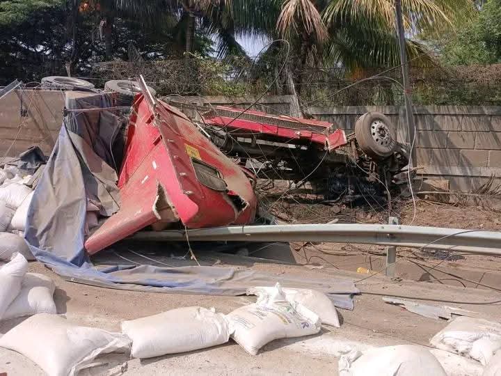 Un furgón perdió los frenos y colisionó una camioneta y una motocicleta en Carretera Sur. Se reporta una joven fallecida y cuatro lesionados. Foto: La Primerísima.
