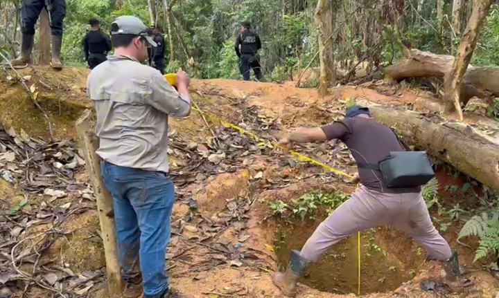 Geólogos costarricenses miden los huecos que los güiriseros nicaragüenses hacen en Crucitas y algunos miden más de 50 metros de profundidad. LA PRENSA/ REPRODUCCIÓN VIDEO/ COLEGIO DE GEÓLOGOS DE COSTA RICA