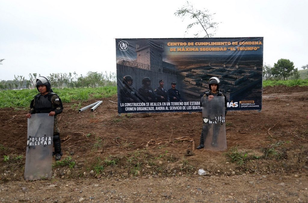 Agentes de la Policía Militar montan guardia durante la ceremonia de colocación de la primera piedra de la prisión de máxima seguridad «El Triunfo» en El Estor, Guatemala, el viernes pasado. Guatemala planea la construcción de una prisión de máxima seguridad con capacidad para 2,000 reclusos de alta peligrosidad, principalmente pandilleros, sin imitar a El Salvador, según las autoridades. Christian Gutiérrez / AFP