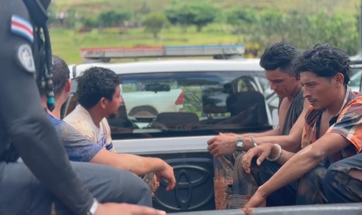 Güiriseros nicaragüenses capturados recientemente por la Policía costarricense en Crucitas. LA PRENSA/ REPRODUCCIÓN DE VIDEO/ COLEGIO DE GEÓLOGOS DE COSTA RICA