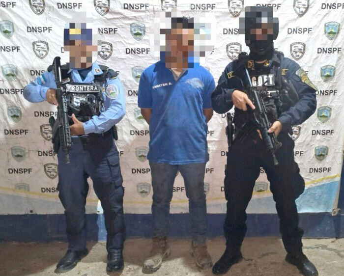 El hondureño Jonatan Josué Álvarez Almendarez, de 31 años, detenido por trasnportar droga desde Nicaragua. Foto: Policía Nacional de Honduras.