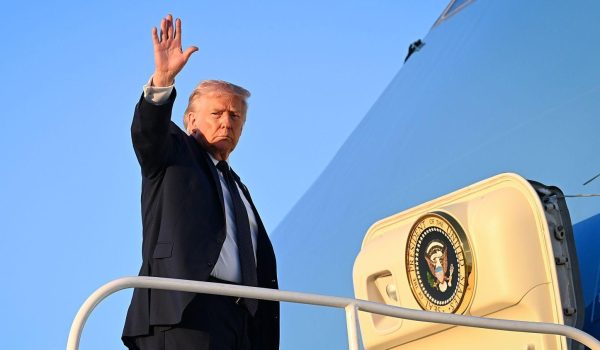 El presidente de Estados Unidos, Donald Trump, aborda las implicaciones de la guerra en Irán. Foto: BBC Mundo