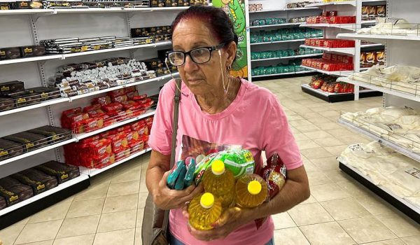 Cómo la apertura de tiendas privadas de alimentos en Cuba destapó una desigualdad «invisible»