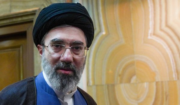 El nuevo líder supremo de Irán promete seguir bloqueando el estrecho de Ormuz en su primer mensaje público