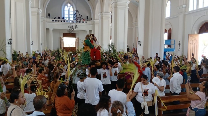 Feligreses en la catedral de Granada, dando inicio a la Semana Santa.