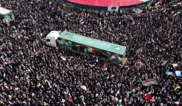 Con un multitudinario funeral, Irán despide a altos cargos muertos en la guerra