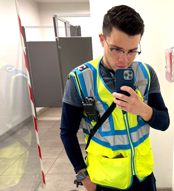 En Amazon, Kenneth Meza trabajando como descargador de camiones. 