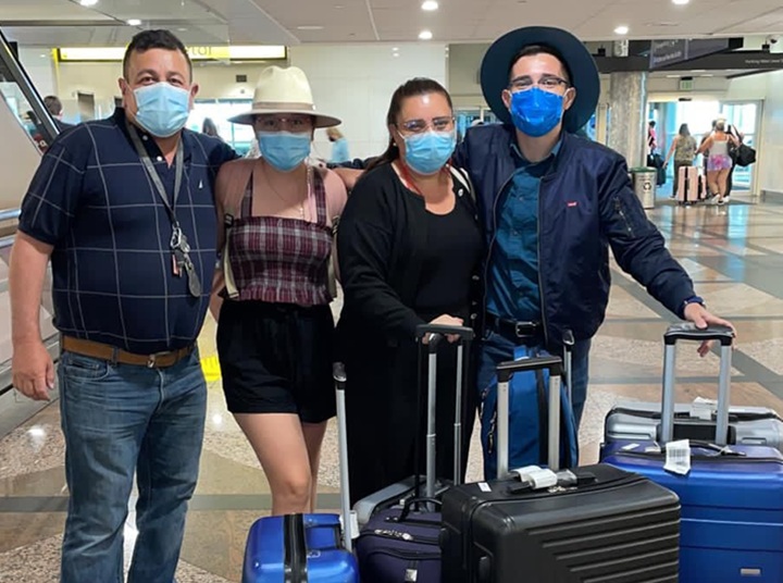 A la derecha, Kenneth Meza, con su familia, arribando a Estados Unidos en 2021