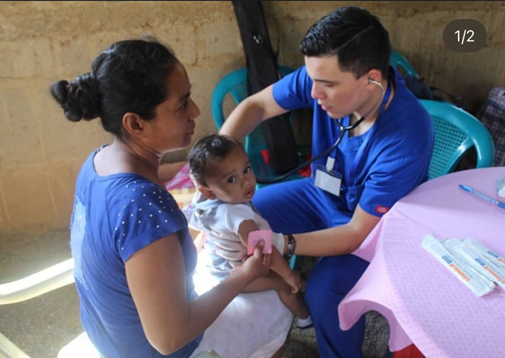 Kenneth Meza trabajando como médico en Nicaragua.
