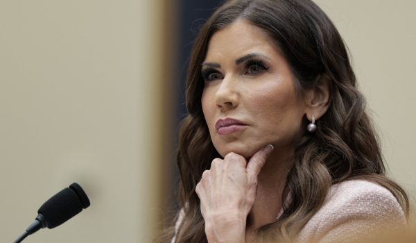 Trump destituye a la secretaria de Seguridad Nacional, Kristi Noem
