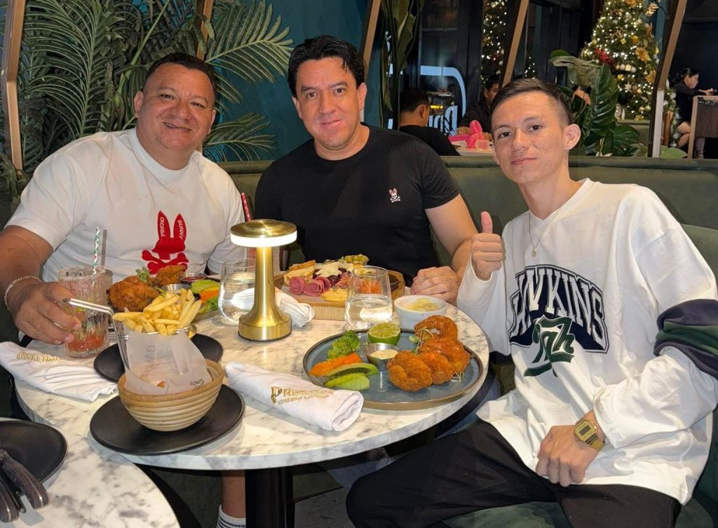 La Rubia (a la derecha) junto a su abogado Gabriel Díaz ( al centro) y su padre Carlos Sandoval (a la izquierda) en un restaurante