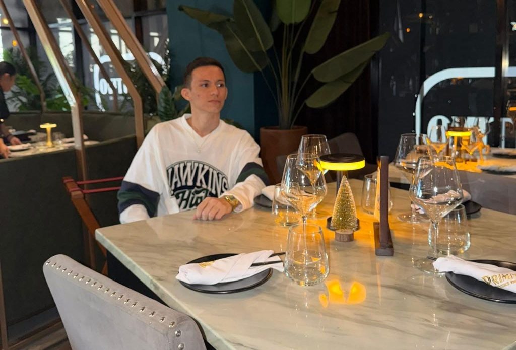 La Rubia ostentando lujos en un restaurante