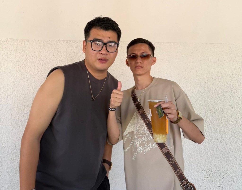 La Rubia posa felizmente tomando cerveza tras salir de prisión y está acompañado del empresario chino conocido en redes como Ango88