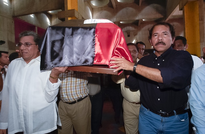 Humberto y Daniel Ortega Saavedra cargan el féretro de su madre, Lidia Saavedra. LA PRENSA/ ARCHIVO PERSONAL/ ÓSCAR NAVARRETE