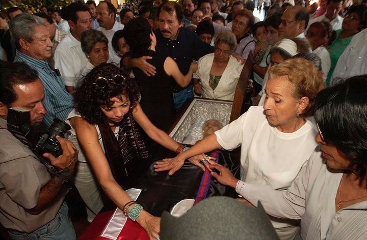 Rosario Murillo sobre el féretro de su suegra Lidia Saavedra. LA PRENSA/ ARCHIVO PERSONAL/ ÓSCAR NAVARRETE