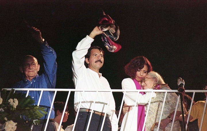 Rosario Murillo abraza a su suegra, Lidia Saavedra, en la campaña presidente de Daniel Ortega en 1996. LA PRENSA/ ARCHIVO PERSONAL/ ÓSCAR NAVARRETE