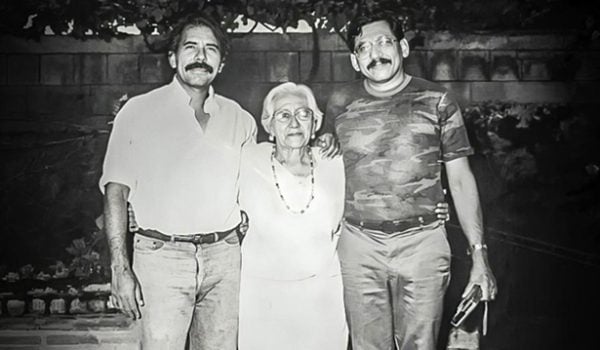 Lidia Saavedra, al centro, con sus hijos Daniel y Humberto Ortega Saavedra. LA PRENSA/ ARCHIVO/ CORTESÍA