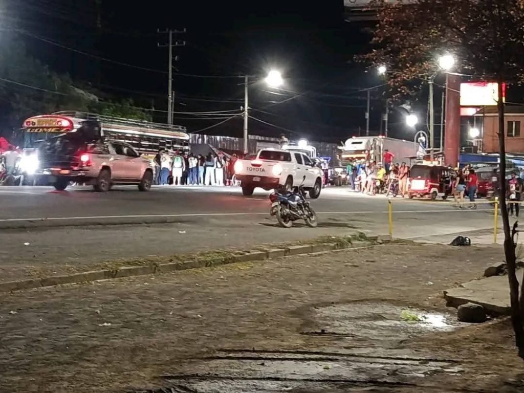 Lugar donde murió el motociclista Kevin Andrés García Gutiérrez, de 21 años, en un trágico accidente. Esto fue en Tipitapa. Foto: Radio 580/Facebook.