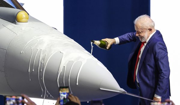 Brasil expone el primer caza supersónico que fabrica como símbolo de soberanía