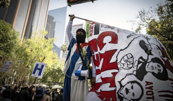 Miles de maestros marchan para exigir mejoras laborales en México