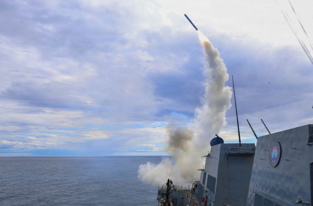 Esta fotografía de la Armada de los Estados Unidos, difundida por la oficina de asuntos públicos del Comando Central de los Estados Unidos (CENTCOM), muestra al destructor de misiles guiados de la clase Arleigh Burke, USS Thomas Hudner (DDG 116), disparando un misil de ataque terrestre Tomahawk en apoyo de la Operación Epic Fury, desde una ubicación no revelada el 1 de marzo de 2026. CENTCOM/AFP