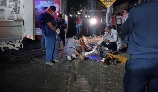 Adulto mayor muere tras caer de la puerta trasera de la ruta 102 de Managua