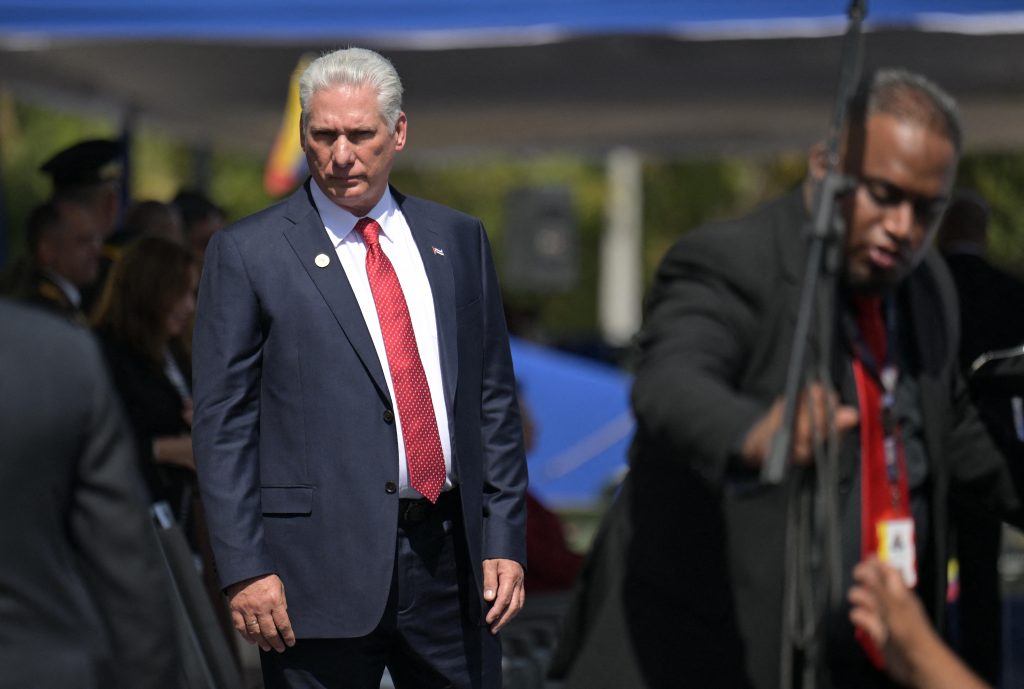 El presidente de Cuba, Miguel Díaz-Canel, en una ceremonia en la base militar de Fort Tiuna. AFP/JUAN BARRETO