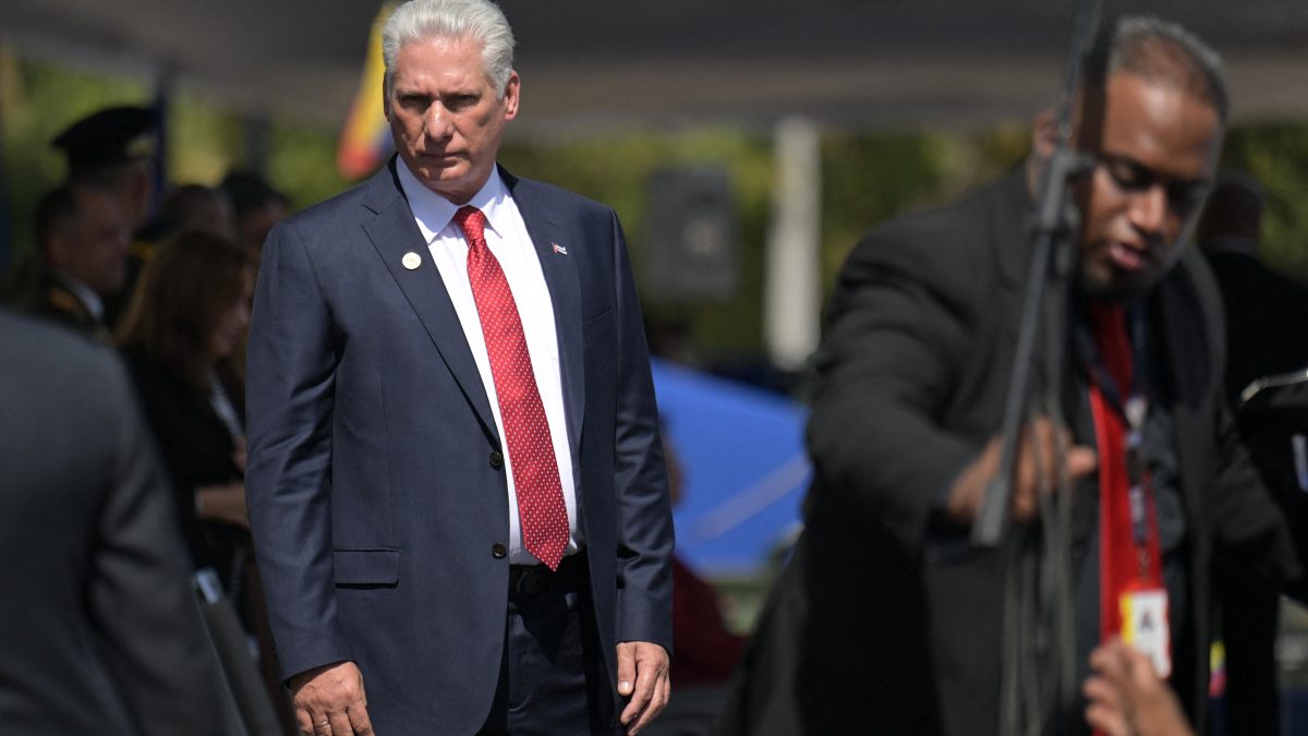 El presidente de Cuba, Miguel Díaz-Canel, en una ceremonia en la base militar de Fort Tiuna. AFP/JUAN BARRETO