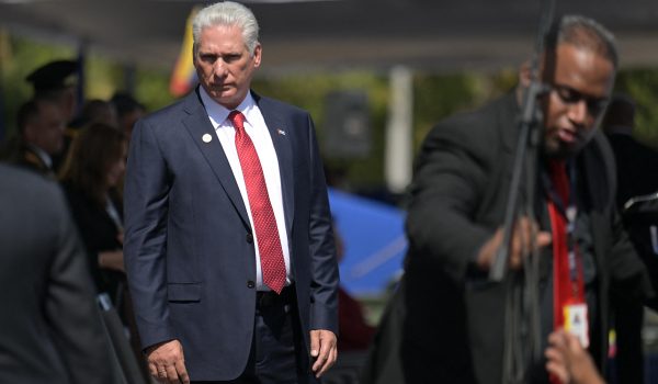 El presidente de Cuba, Miguel Díaz-Canel, en una ceremonia en la base militar de Fort Tiuna. AFP/JUAN BARRETO