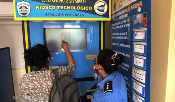 Quioscos inteligentes de la Policía Nacional utilizados para imprimir certificados de conducta, licencias y certificados de accidentes. Foto: Tomada de Visión Policial.