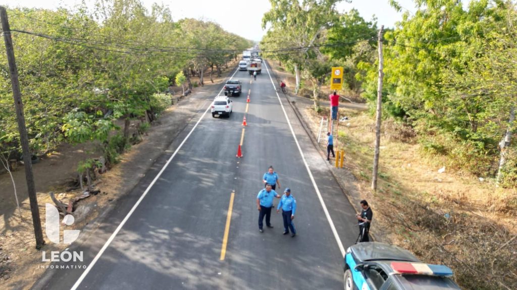 Policía de Tránsito instala radar de control de velocidad en el kilómetro 46 de la Carretera a León.