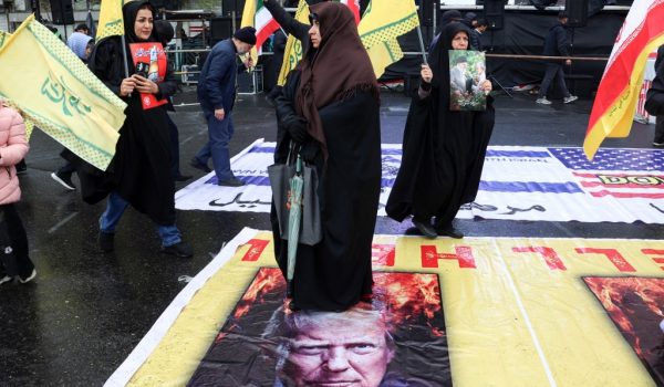 Trump espera que el pueblo de Irán se alce contra los ayatolás, pero «no inmediatamente»