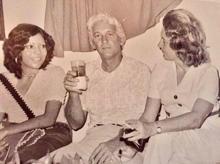 La codictadora Rosario Murillo, cuando trabajó en LA PRENSA en la década de 1970, junto a Carlos Holmann y su esposa Anita Chamorro. LA PRENSA/ CORTESÍA
