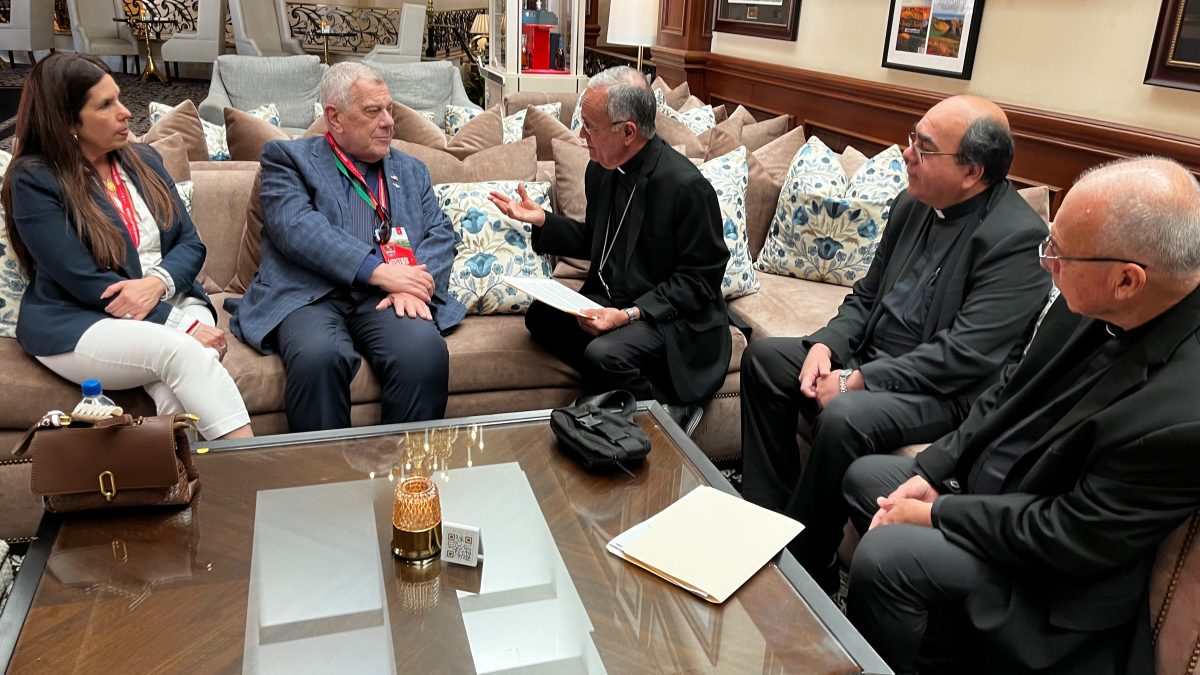 El alto funcionario de la Oficina de Asuntos para el Hemisferio Occidental, Michael Kozak,con sacerdotes desterrados de Nicaragua. Foto tomada de @WHAAsstSecty/X