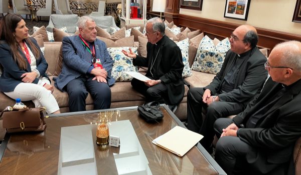 El alto funcionario de la Oficina de Asuntos para el Hemisferio Occidental, Michael Kozak,con sacerdotes desterrados de Nicaragua. Foto tomada de @WHAAsstSecty/X