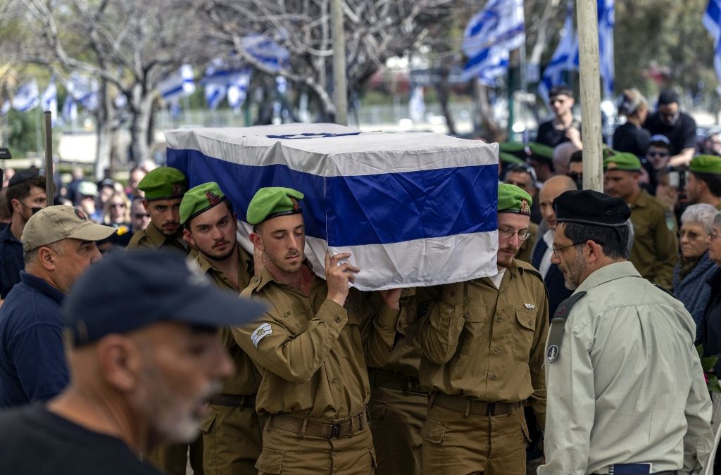 Soldados transportan el féretro del sargento Maxsim Entis, fallecido en combate en el sur del Líbano, hasta su entierro en Bat Yam, al sur de Tel Aviv, el 31 de marzo de 2026. El ejército israelí informó el 31 de marzo que otros cuatro de sus soldados habían muerto en combate en el sur del Líbano, donde la guerra se ha extendido y donde se enfrentan con Hezbolá, respaldado por Irán. Ilia YEFIMOVICH / AFP
