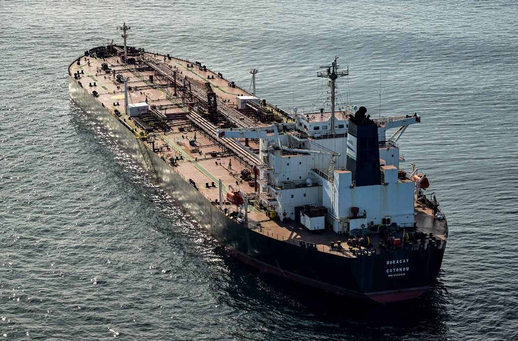 (ARCHIVOS) Esta fotografía aérea, tomada el 1 de octubre de 2025 frente a la costa del puerto de Saint-Nazaire, en el oeste de Francia, muestra al petrolero Boracay, perteneciente a la denominada "flota en la sombra" rusa, sospechoso de participar en vuelos de drones sobre Dinamarca, que navegó frente a la costa danesa entre el 22 y el 25 de septiembre. Damien MEYER / AFP