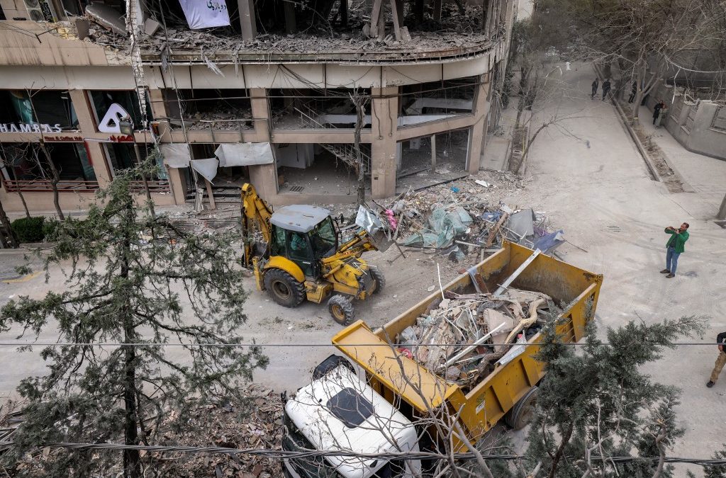 Una excavadora retira los escombros de un edificio de oficinas que albergaba las oficinas de la cadena de noticias Al Arabiya TV, con sede en Doha, tras un bombardeo israelí-estadounidense ocurrido en Teherán, el domingo 29 de marzo de 2026. ATTA KENARE / AFP