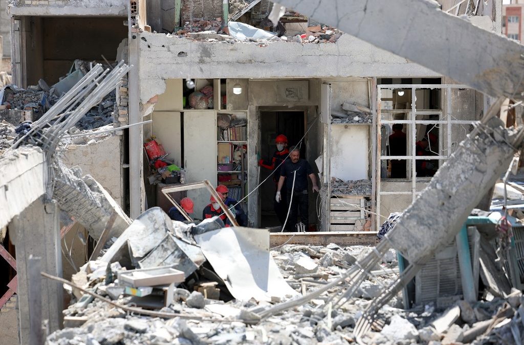 Bomberos buscan víctimas e inspeccionan los daños en un edificio residencial en el sur de Teherán el 27 de marzo de 2026, casi un mes después del inicio de la guerra en Oriente Medio. El ejército israelí anunció que llevó a cabo ataques contra objetivos en Teherán a primera hora del 27 de marzo. Foto de AFP