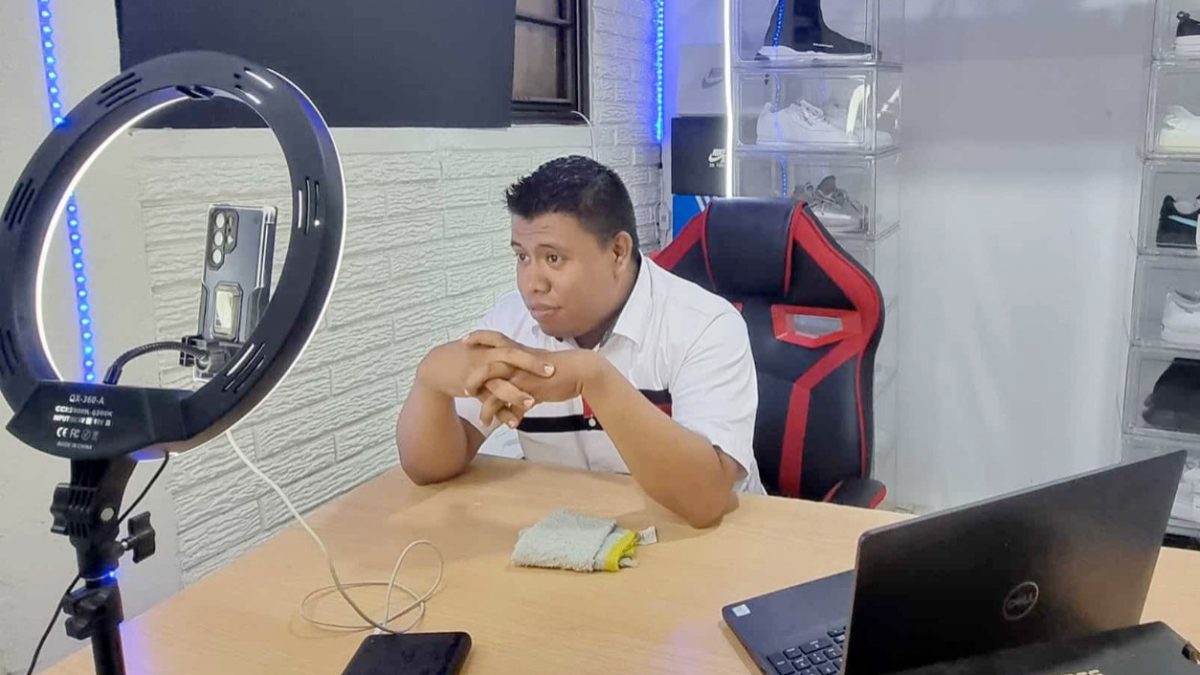 Geovany López Acevedo, mejor conocido como Tropi Gamer, en una transmisión de TikTok. Foto: Confidencial.