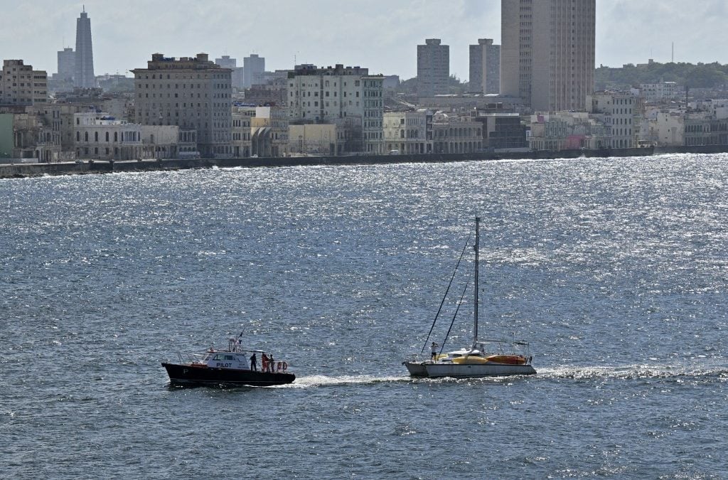 Uno de los dos veleros con ayuda humanitaria para el pueblo de Cuba que habían desaparecido en el Caribe, arriba hoy más temprano a La Habana. Las dos naves y sus ocupantes están bien. Adalberto ROQUE / AFP