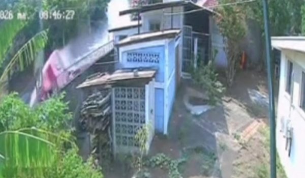 Video registra el momento en que una rastra arrolla y mata a una joven, antes de impactar contra una casa en Carretera Sur