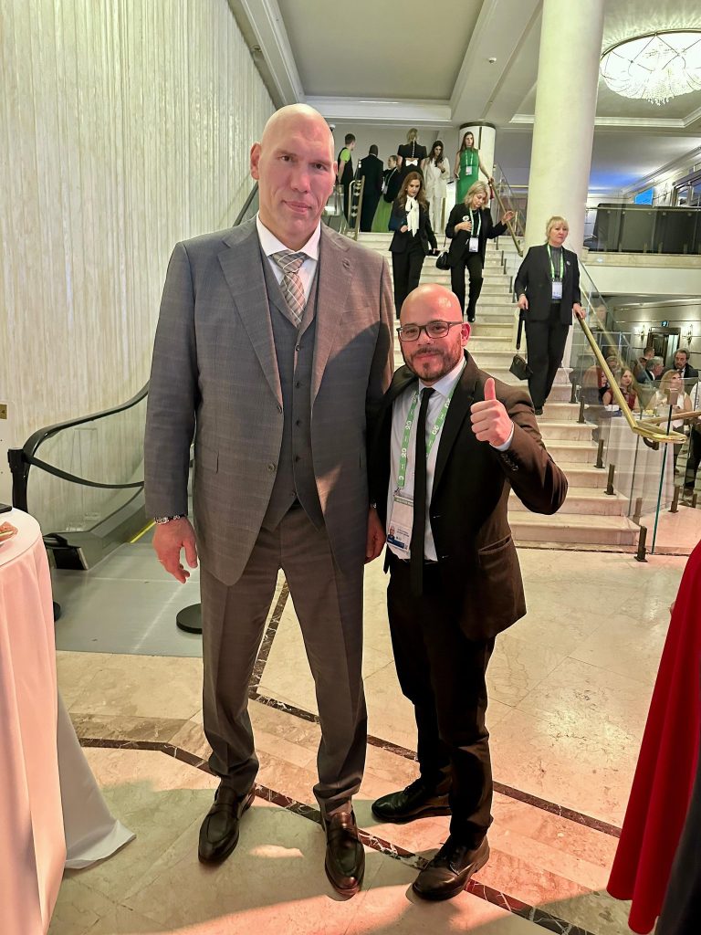2025. Con Nikolái Valúyev, ex campeón mundial de boxeo y actual diputado de la Duma Estatal de la Federación de Rusia