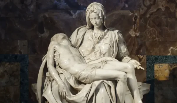 Jakub Porzycki/NurPhoto via Getty Images La frase "ruega por nosotros" del Ave María evoca el papel de María como madre intercesora.