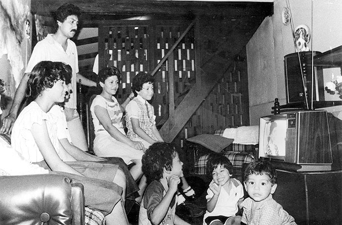 Familias viendo la televisión nicaragüense